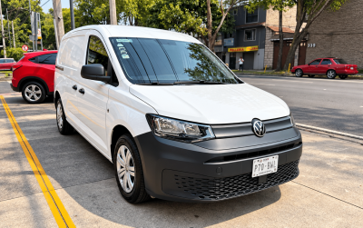 Camioneta Volkswagen blanca en calle urbana