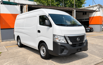 Nissan blanca frente al taller urbano